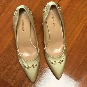 NWOT gorgeous silk embellished shoes